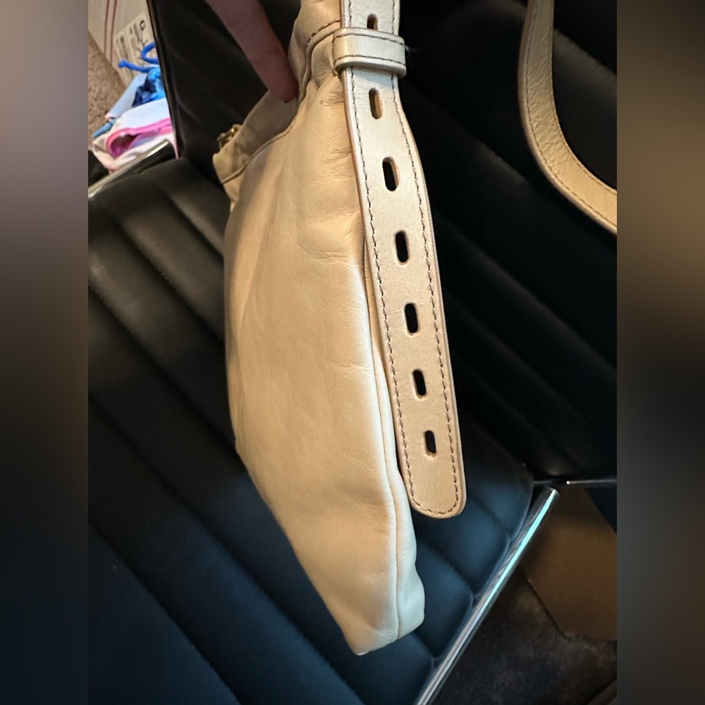 Beige hobo cross body purse - Picture 11 of 16
